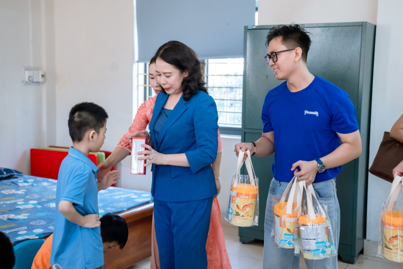 Bà Võ Thị Ánh Xuân - Bí thư Trung ương Đảng, Phó Chủ tịch nước – trao tặng những phần quà đến các em tại Trung tâm Trợ giúp Xã hội tỉnh Quảng Ninh. 