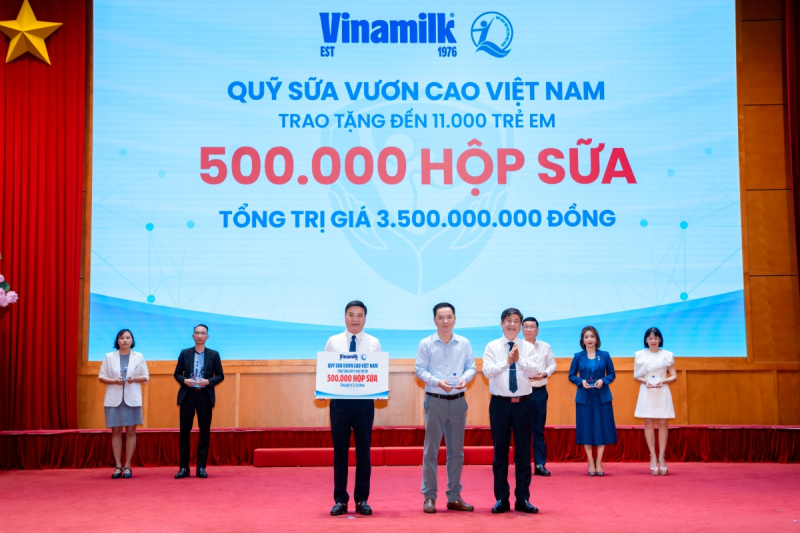  Đại diện Vinamilk (đứng giữa) trao bảng tượng trưng 500.000 hộp sữa và nhận kỷ niệm chương từ Bộ Y tế. Ảnh: VN. 