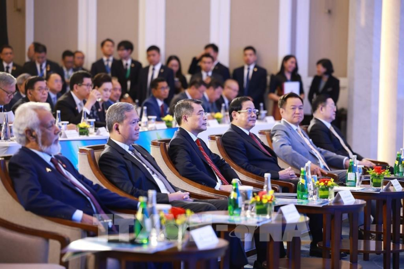 Thủ tướng Lê Minh Hưng cùng Thủ tướng Lào Sonexay Siphandone, Thủ tướng Campuchia Hun Manet, Thủ tướng Thái Lan Anutin Charnvirakul và Thủ tướng Timor-Leste Kay Rala Xanana Gusmão tham dự Phiên khai mạc Diễn đàn Tương lai ASEAN lần thứ ba. Ảnh: Dương Giang – TTXVN