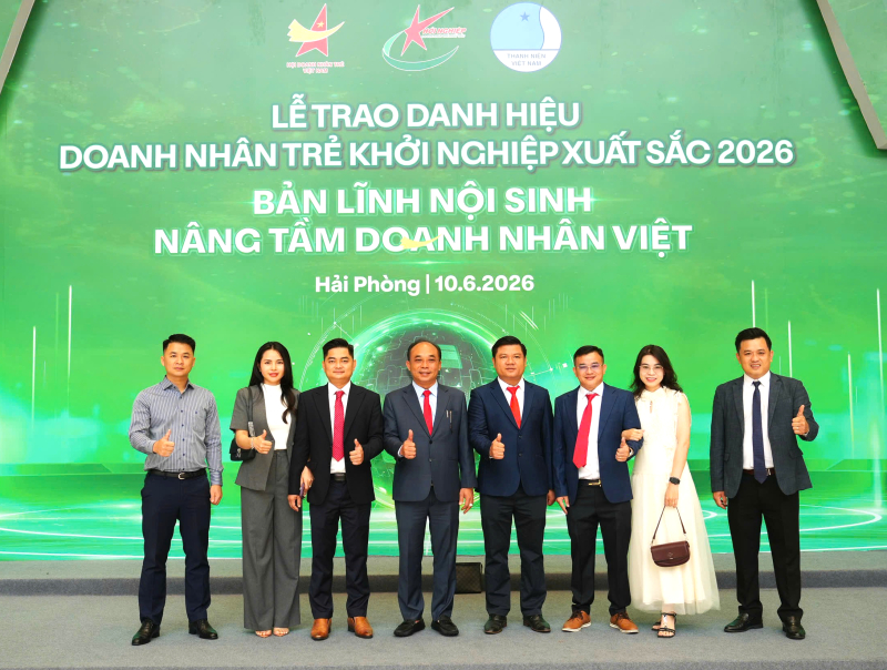 Doanh nhân Nguyễn Quang Duy - PCT Thường trực Hội DNT Khánh Hòa (thứ tư từ trái sang) cùng 6 doanh nhân khởi nghiệp xuất sắc Khánh Hòa được vinh danh