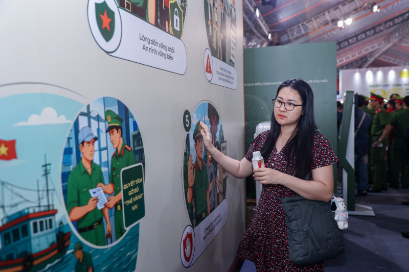 “Đây là lần đầu tiên mình tham dự một triển lãm về an ninh, thật sự rất ngạc nhiên về mức độ hoành tráng của sự kiện. Mình có thử trải nghiệm một số công nghệ tương tác ở đây và cảm nhận là vấn đề an ninh tại Việt Nam được quản lý rất chặt chẽ luôn”, bạn Mai Quỳnh Lan – một khách tham quan triển lãm chia sẻ.