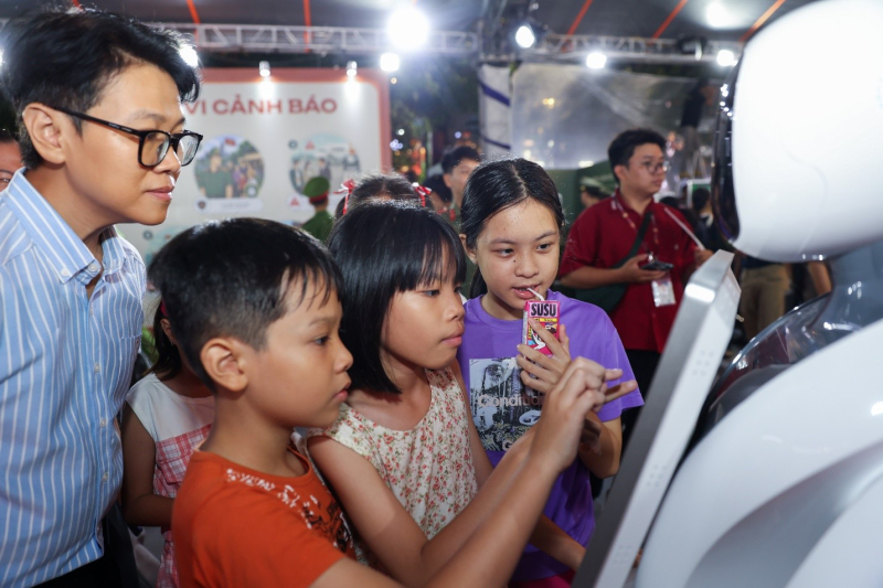 Các công nghệ trình chiếu và tương tác hiện đại như thực tế ảo (VR), 3D mapping và hologram thu hút sự chú ý đặc biệt của khách tham quan, đặc biệt là các bạn nhỏ.