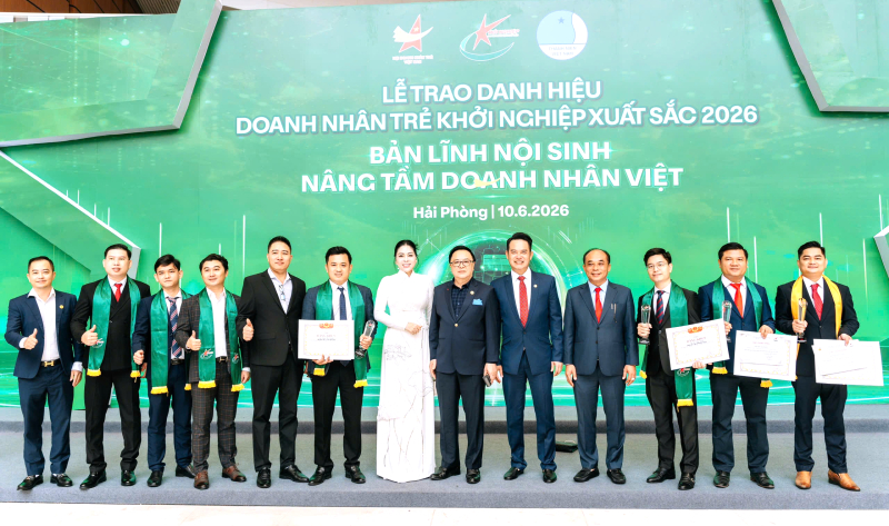 Đoàn DNT Khánh Hòa chụp hình lưu niệm cùng lãnh đạo Trung ương Hội DNT Việt Nam