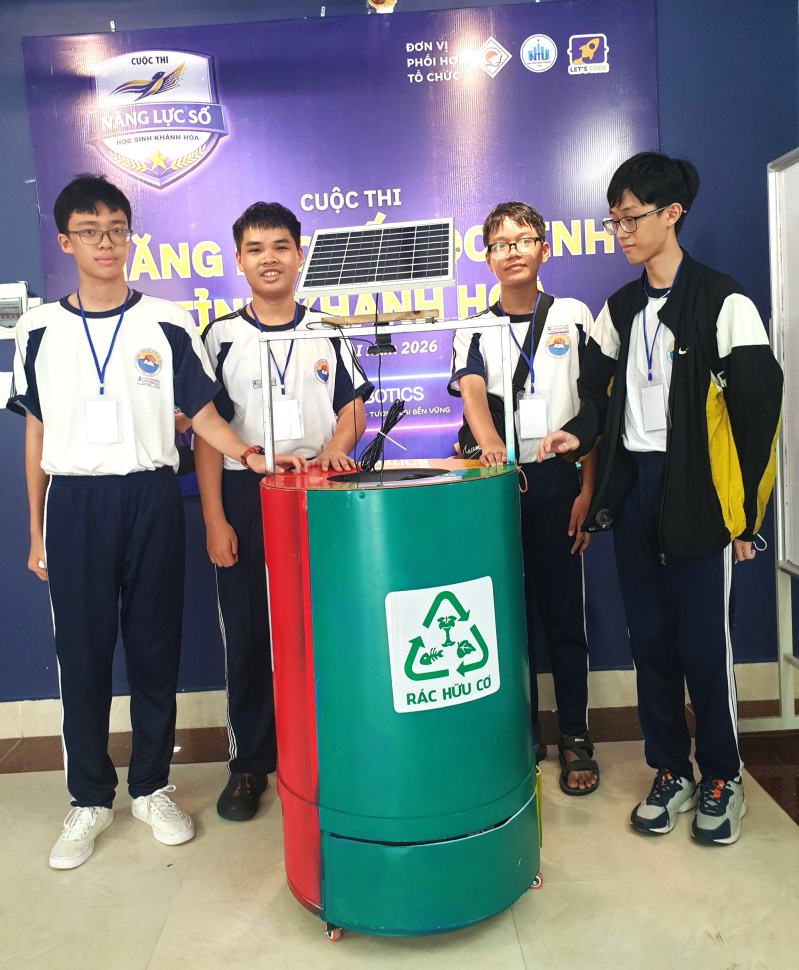 Nhóm AI của Trường THPT Thái Nguyên- Nha Trang với tác phẩm/dự án thùng rác thông minh, tự phân loại, vận hành bằng năng lượng mặt trời qua điều khiển AI