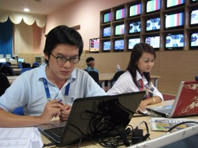 Báo mạng: Tác nghiệm tại hiện trường.Ảnh:Internet