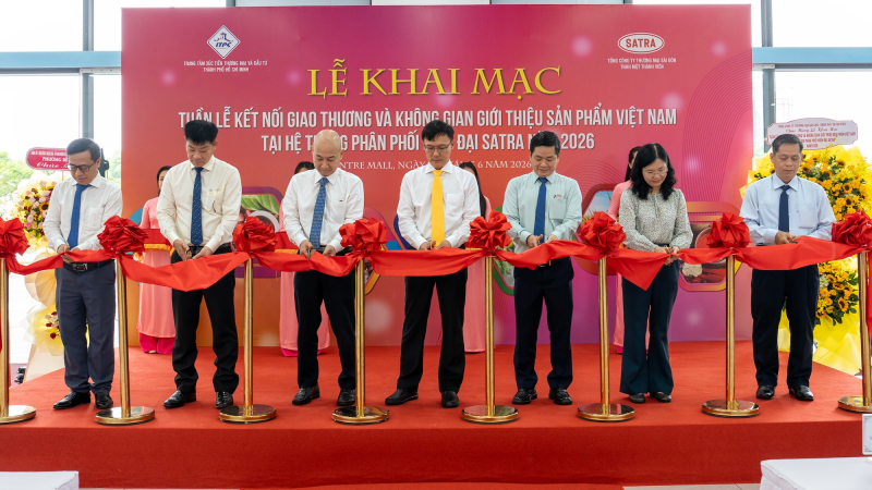 Các đại biểu cắt băng khai mạc “Tuần lễ kết nối giao thương và không gian giới thiệu sản phẩm Việt Nam tại hệ thống phân phối hiện đại SATRA năm 2026”