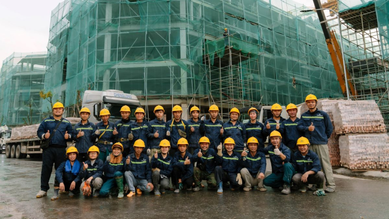 Công nhân xây dựng trong các doanh nghiệp lớn đang có việc làm tốt và thu nhập ổn định hơn.