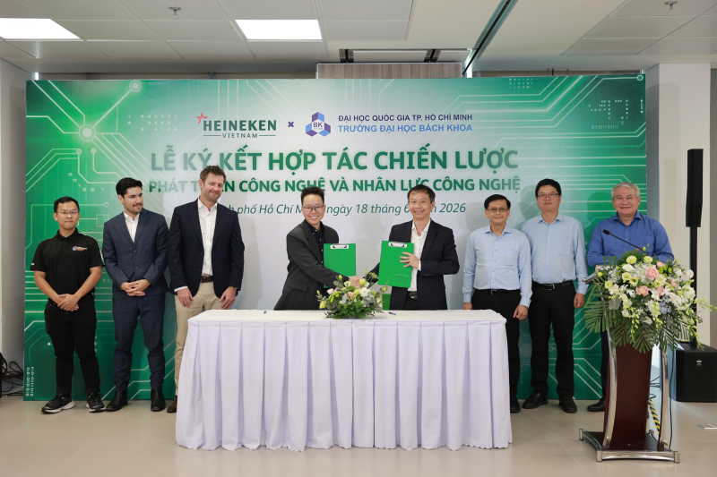 Đại diện HEINEKEN Việt Nam và Trường Đại học Bách Khoa - ĐHQG TP.HCM ký kết hợp tác chiến lược.