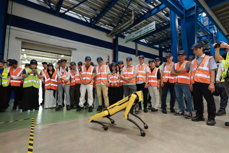 Robodog 1 năm tuổi có khả năng tự hành sẽ hỗ các hoạt động từ việc di chuyển, ghi nhận hình ảnh, kiểm tra nhiệt độ thiết bị, phát hiện rò rỉ khí nén, cung cấp một bảng tổng quan kiểm soát dữ liệu theo thời gian thật tại nhà máy Heineken Việt Nam.