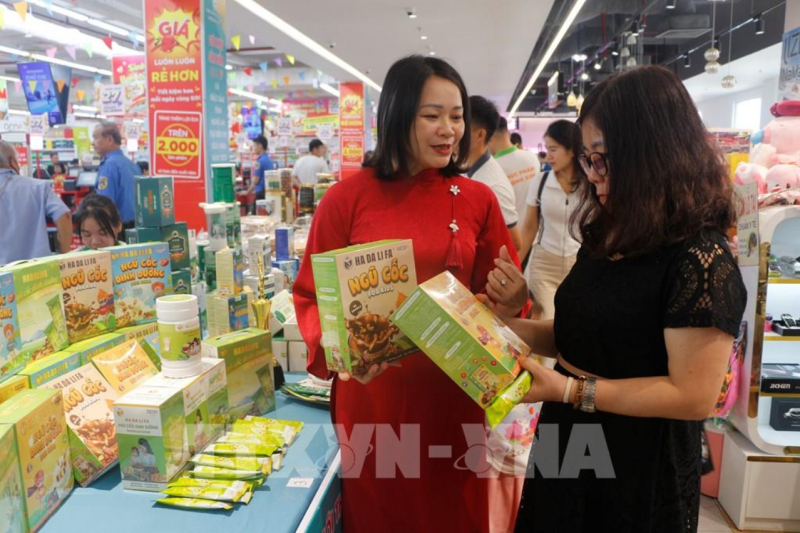 Ứng dụng nền tảng số để quảng bá, tiêu thụ sản phẩm OCOP đang là hướng đi hiện nay của các chủ thể sản xuất tại Nghệ An để tiếp cận thị trường. Ảnh: Bích Huệ - TTXVN