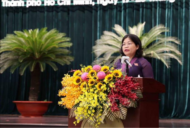 Bà Nguyễn Trường Nhật Phượng, Phó Chủ tịch HĐND Thành phố trình bày Báo cáo kết quả hoạt động 6 tháng đầu năm, phương hướng nhiệm vụ 6 tháng cuối năm 2026 của Thường trực và các Ban HĐND Thành phố.