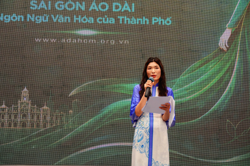 Nhà thiết kế Anna Hạnh Lê – Quyền Chủ tịch Hiệp hội Áo dài TP.HCM phát biểu tại sự kiện