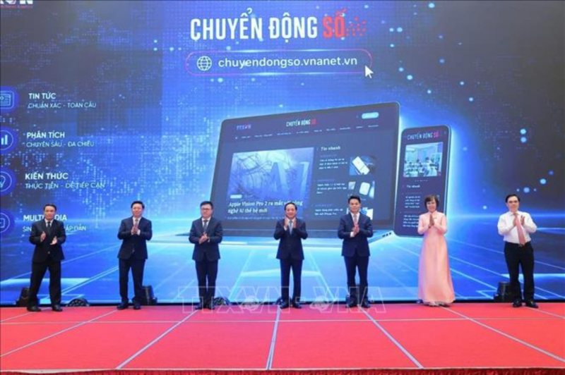 Các đại biểu thực hiện nghi thức khai trương Chuyên trang thông tin 