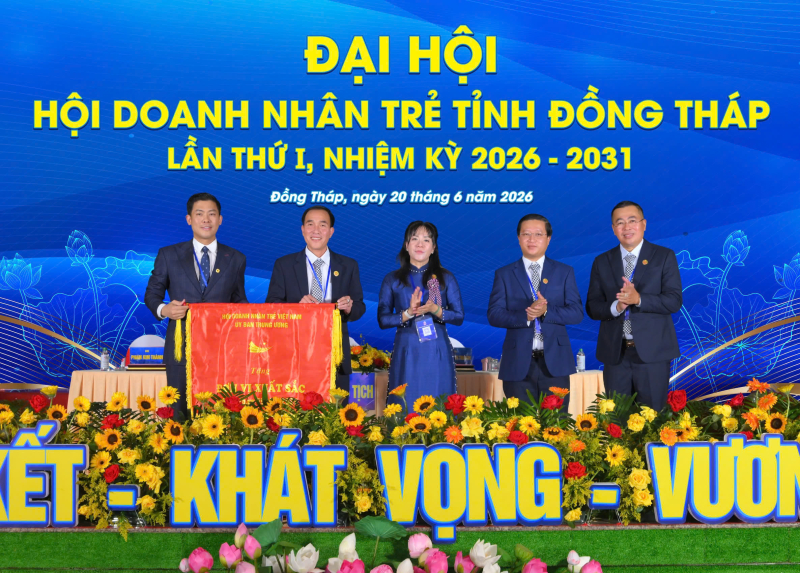 Ông Nguyễn Như Kiên, Phó Chủ tịch Hội Doanh nhân trẻ Việt Nam, trao tặng cờ thi đua của Hội Doanh nhân trẻ Việt Nam cho Hội Doanh nhân trẻ tỉnh Đồng Tháp