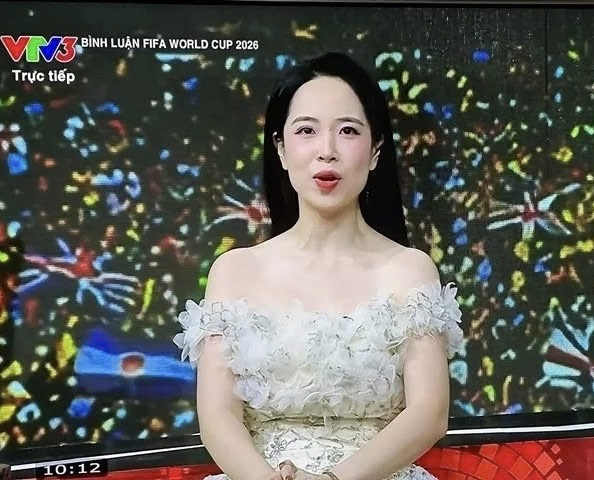 Người dẫn Nhung Anh trên Bình luận FiFa World Cup 2026 của VTV. Ảnh chụp màn hình