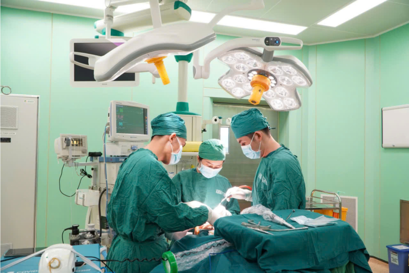 Với sự hỗ trợ chuyên môn từ bệnh viện chuyên tuyến cuối, Bệnh viện Đa khoa Vũng Tàu có tỷ lệ chuyển tuyến bệnh viện giảm, nhiều ca bệnh khó được cấp cứu kịp thời. Ảnh: BV