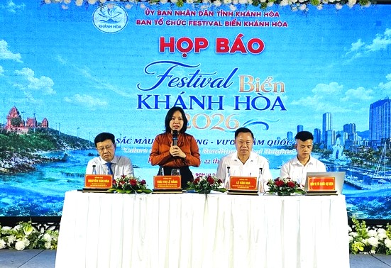 Bà Thái Thị Lệ Hằng, GĐ Sở Văn hóa- Thể thao và Du lịch Khánh Hòa, phó BTC lễ hội thông tin chương trình Festival Biển 2026