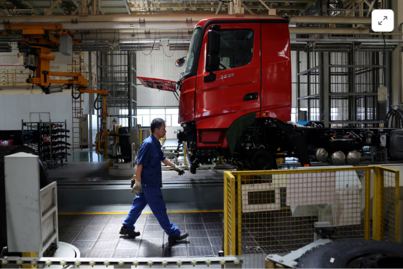Một dây chuyền lắp ráp xe tải LNG ở Khu tự trị Nội Mông, Trung Quốc. Ảnh: Reuters