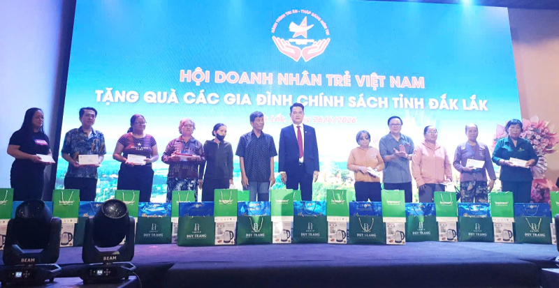 Chủ tịch danh dự và Chủ tịch Hội Doanh Nhân trẻ Việt Nam trao quà cho bà con Đắk Lắk còn khó khăn