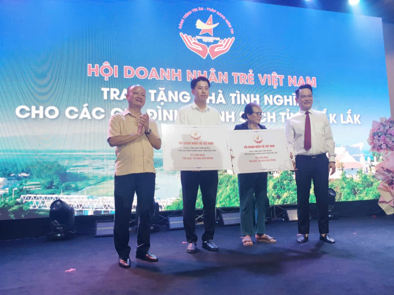 Chủ tịch Hội Doanh Nhân trẻ Việt Nam và Phó Chủ tịch trao biểu trưng tặng 2 nhà tình nghĩa cho người dân Đắk Lắk, mỗi căn trị giá 70 triệu đồng