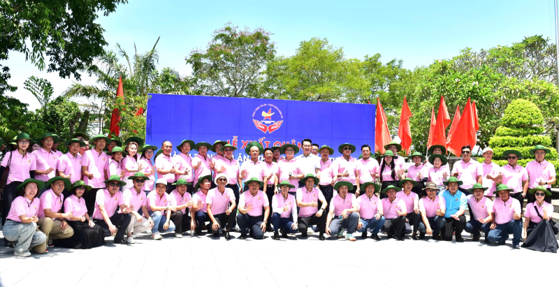 Đoàn hành trình Tri ân - Thắp sáng niềm tin 2026 của Hội Doanh Nhân trẻ Việt Nam tại lễ xuất quân