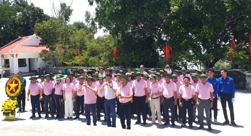 Nghi lễ dâng hương tại Đài tưởng niệm Núi Nhạn trước lễ xuất quân