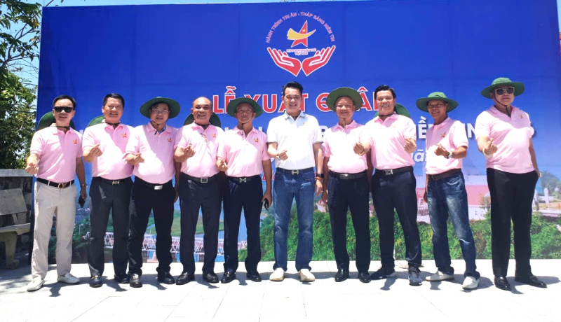 Đội doanh nhân Sao Đỏ chụp hình lưu niệm cùng Chủ tịch Hội Doanh Nhân trẻ Việt Nam Đặng Hồng Anh