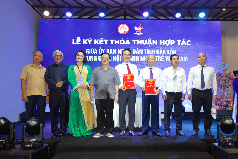 Chủ tịch Hội Nhân trẻ Việt Nam Đặng Hồng Anh và Phó Chủ tịch UBND tỉnh Đăk Lắk Trương Công Thái ký thỏa thuận đồng hành cùng doanh nghiệp địa phương phát triển bền vững