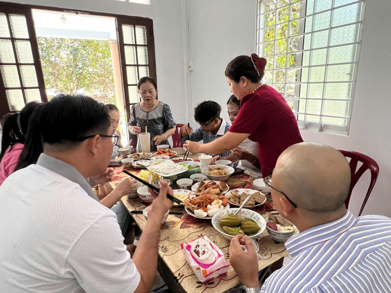 Bữa cơm gìn giữ nếp nhà. Ảnh TG