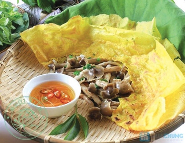 Bánh xèo với nhưn nấm mối và củ hủ dừa cuốn cùng các loại rau trong vườn nhà. Ảnh: Internet