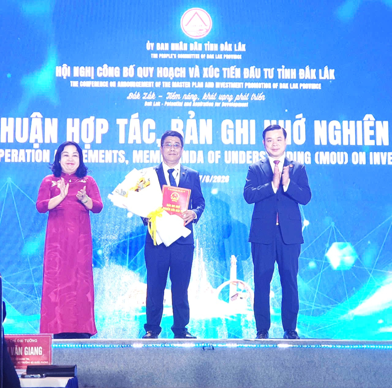 Bà Cao Thị Hòa An- Ủy viên BCH Trung ương Đảng, Phó Bí thư Tỉnh Ủy Đăk Lăk và ông Đỗ Hữu Huy, Ủy viên dự khuyết BCH Trung ương Đảng, Chủ tịch UBND tỉnh Đăk Lắk trao biên bản ghi nhớ cho nhà đầu tư đại diện Tập đoàn Đèo cả.