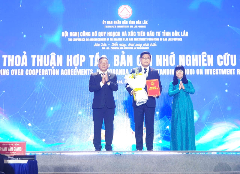 Ông Vũ Hồng Quân, Đại biểu Quốc hội khóa XVI, Phó Chủ tịch Hội Doanh nhân trẻ Việt Nam đã đại diện nhận biên bản thỏa thuận hợp tác với tỉnh Đăk Lắk