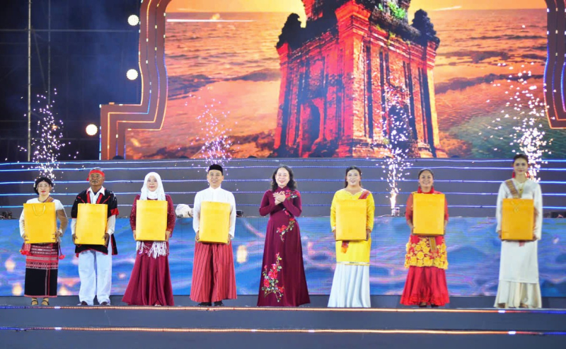 Phó Chủ tịch nước Võ Thị Ánh Xuân tham dự Ngày hội Văn hóa Chăm