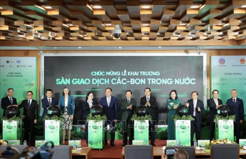 Các đại biểu thực hiện nghi thức khai trương sàn giao dịch carbon trong nước. Ảnh: TTXVN
