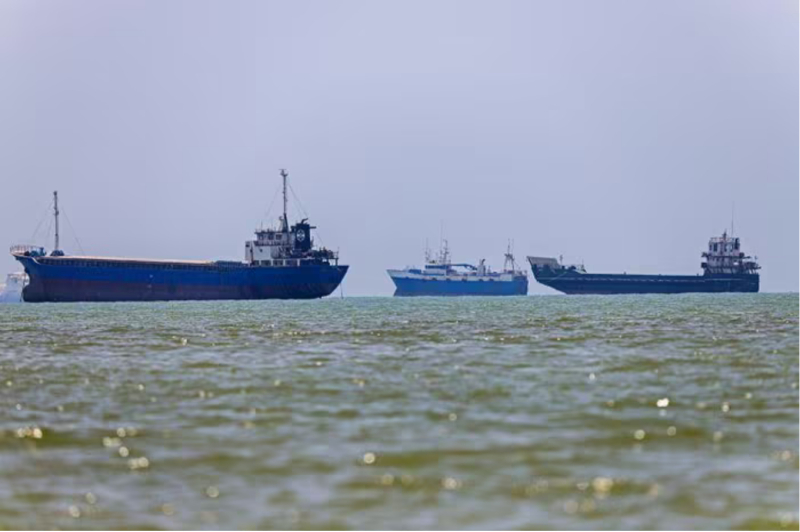 Các tàu neo đậu tại cảng Bandar Abbas bên eo biển Hormuz ngày 18/6. Ảnh: AFP