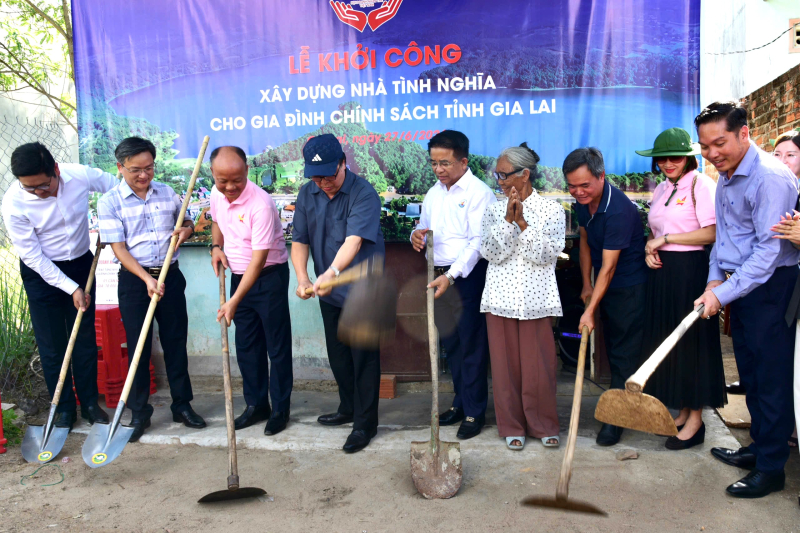Bà Rơ Mah H’Nhíp ở Gia Lai chỉ biết vỗ tay, miệng cười, nước mắt rơi khi nhà đã có tiền để khởi công