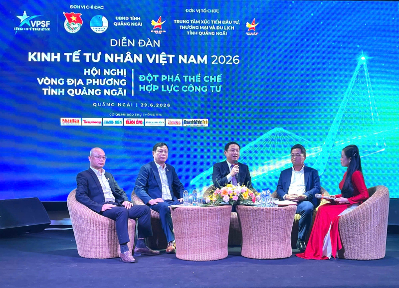 Đại diện lãnh đạo UBND tỉnh Khán Hòa và lãnh đạo Hội Doanh nhân trẻ Việt Nam chủ trì phiên đối thoại