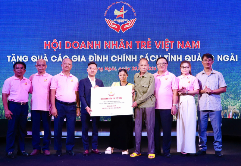 Đoàn trao nhà tình nghĩa ở Quảng Ngãi