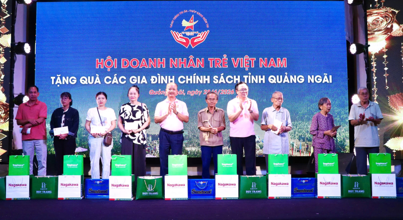 Trao quà cho bà con ở Quảng Ngãi