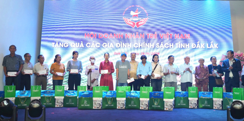 Trao tặng quà cho người có công, người dân còn khó khăn ở Đắk Lắk
