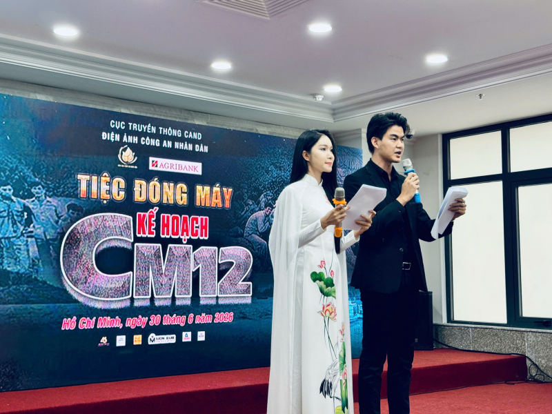 Hoa hậu Hoàn cầu Việt Nam Dương Thanh Hà và MC Công Bảo dẫn chương trình tại Lễ đóng máy phim Kế hoạch CM12