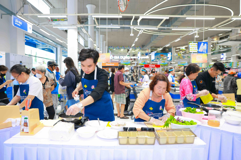 Hoạt động Bếp Việt mang đến trải nghiệm chế biến, thưởng thức và khám phá những món ngon đặc trưng của ẩm thực Việt.