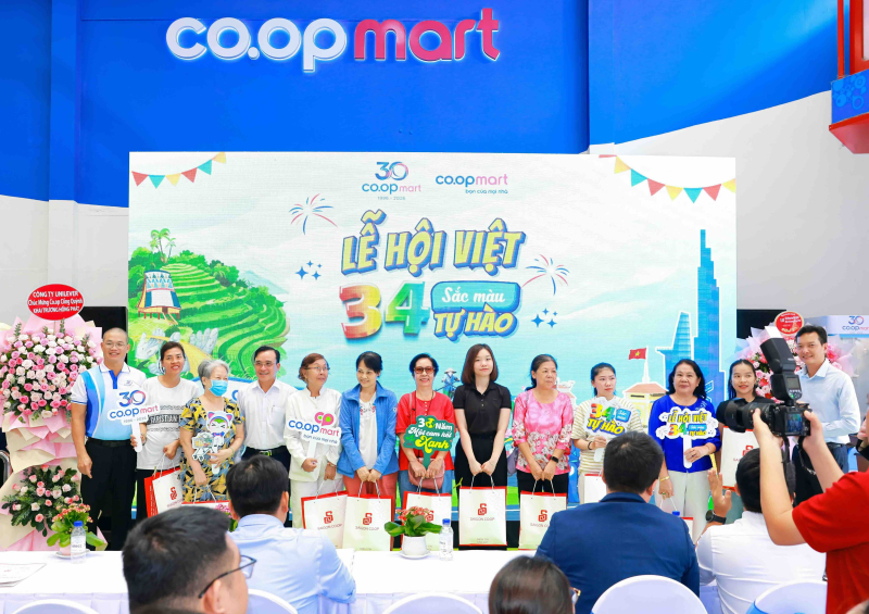 Saigon Co.op tặng quà tri ân đến khách hàng thân thiết nhân dịp kỷ niệm 30 năm Co.opmart.