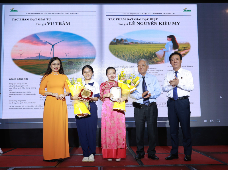 Ban Tổ chức trao giải thưởng.