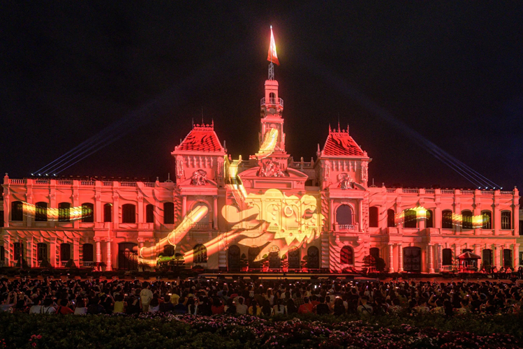 Không khí trên phố đi bộ Nguyễn Huệ và hình ảnh người dân, du khách chờ xem trình diễn 3D Mapping tại tòa nhà UBND thành phố, tối 27. Ảnh: Internet