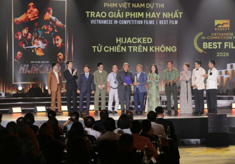Đoàn phim Tử chiến trên không nhận giải Phim Việt Nam hay nhất. Ảnh: BTC
