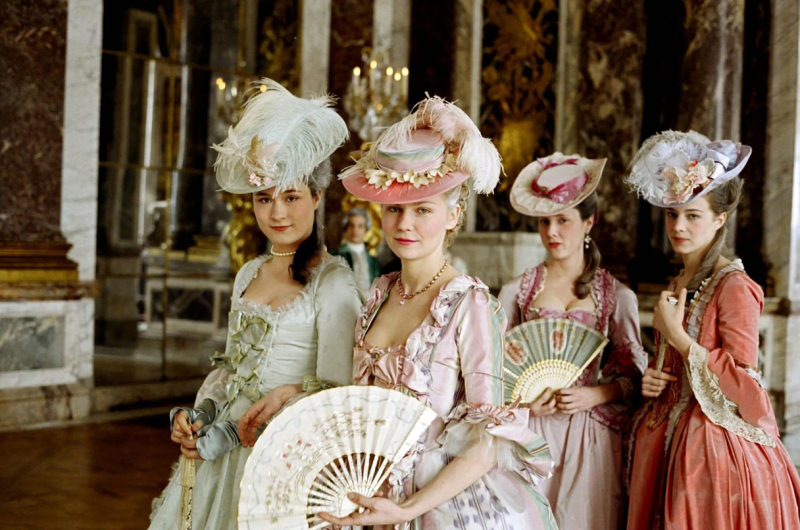 Nữ diễn viên Kirsten Dunst tỏa sáng trong vai vương hậu Pháp dù trước đó cô gặp nhiều ý kiến chỉ trích không phù hợp.