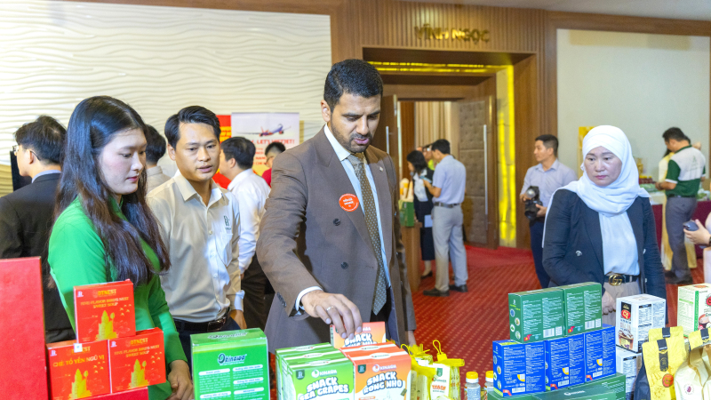Các đại biểu Halal quan tâm và tìm hiểu kỹ các sản phẩm rong nho của DT Food- đặc sản của Khánh Hòa đã ký biên bản ghi nhớ hợp tác với tổ chức chứng nhận Halal tại hội nghị