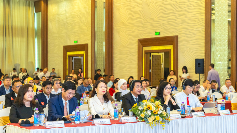 Lãnh đạo Bộ Ngoại giao, Bộ Văn hóa, Thể thao và Du lịch, UBND tỉnh Khánh Hòa dự hội nghị.
