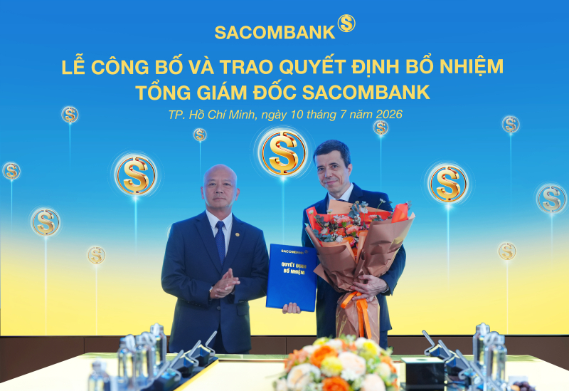 Ông Phan Đình Tuệ - Thành viên HĐQT SACOMBANK trao quyết định bổ nhiệm chức vụ Tổng giám đốc cho ông Loic Faussier